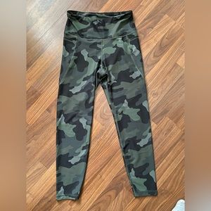 OLD NAVY CAMMO GYM LEGGINGS